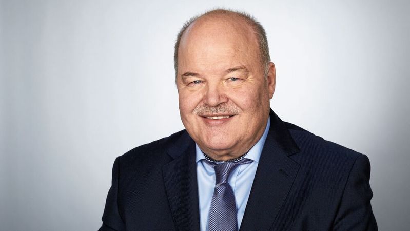 Albert Vetterl, Präsident des Kfz-Gewerbes Bayern, fordert von der Politik, den Mittelstand zu entlasten und die Bürokratie für die Betriebe abzubauen.
