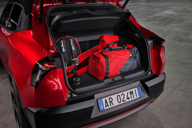 Der Gepäckraum fällt klassentypisch eher klein aus. (Bild: Alfa Romeo)