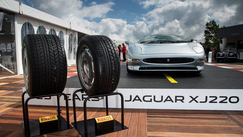 Anlässlich des 25-jährigen Jubiläum seines Kult-Supersportwagens Jaguar XJ220 ließen die Engländer 2017 von Pirelli eine spezielle Variante des P Zero entwickeln: Der Reifen vereint den klassischen Look des UHP-Reifens aus jener Zeit mit moderner Spitzentechnologie von heute. (Bild: Jaguar Land Rover)