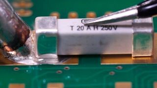 Um aufgabenspezifisch prozesssicher zu löten, bedarf es unter anderem der richtigen Lötspitze, sagt Ersa. Hier ein Blick auf einen Handlötprozess von Bauteilen und auf Lötpads mit hohem Energiebedarf in der Elektronik. (Ersa)