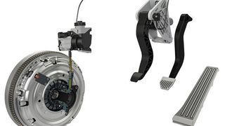 Schaeffler automatisiert die bislang rein mechanisch oder hydraulisch betätigte Kupplung. Je nach Ausbaustufe übernimmt das in der Fachwelt als E-Clutch bezeichnete System das Kuppeln nur in bestimmten Fahrsituationen oder führt alle Kupplungsvorgänge vollautomatisiert aus. (Foto: Schaeffler)