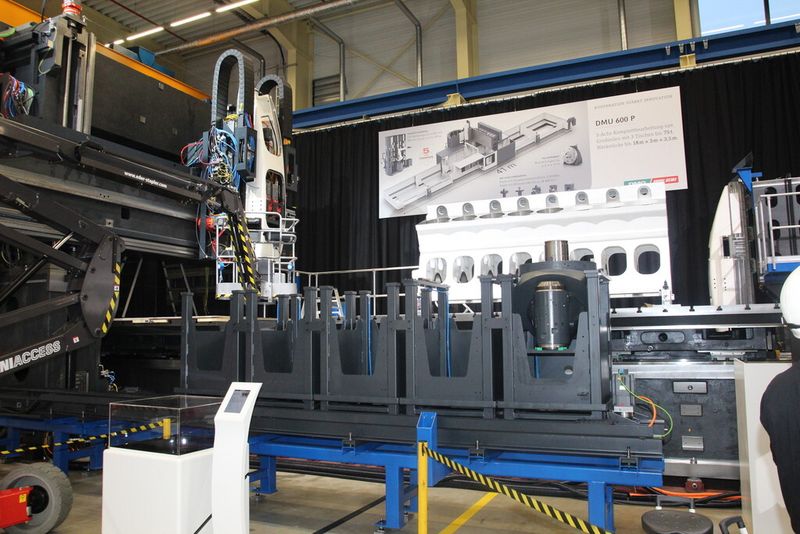 Im Aufbau: Das XXL-Center DMU 600 P mit 41 m Länge. (Bild: Kroh)