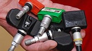 Werkstätten bekommen es immer häufiger mit Reifendrucksensoren zu tun. (Foto: Rosenow)