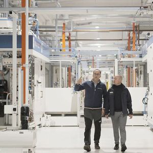 Andrea Tarditi (Technischer Direktor bei Endurance SpA) und Andreas Schenk (Key Account Manager bei den Grob-Werken) in den weitläufigen Produktionshallen von Endurance.(Bild:  Grob-Werke GmbH & Co. KG)