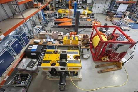 Ein Teil des Marum-Geräteparks: Tauchroboter samt Winde; dahinter ein weiterer Tauchroboter, der derzeit entwickelt wird. Und das gelbe, torpedoförmige autonome Tauchfahrzeug Marum-Seal. (Volker Diekamp, Marum)