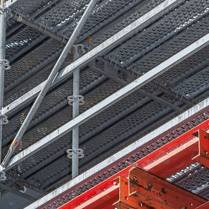 Stecken statt Schrauben – Kupplungen vermeiden. Die Verbindung erfolgt sicher und schnell mittels Passbolzen an Stahlträgern und Kletterschienen. (Bild:  PERI)