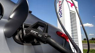 Häufiges Schnellladen kann die Antriebsbatterie deutlich schneller altern lassen. (Bild: Mercedes-Benz AG)