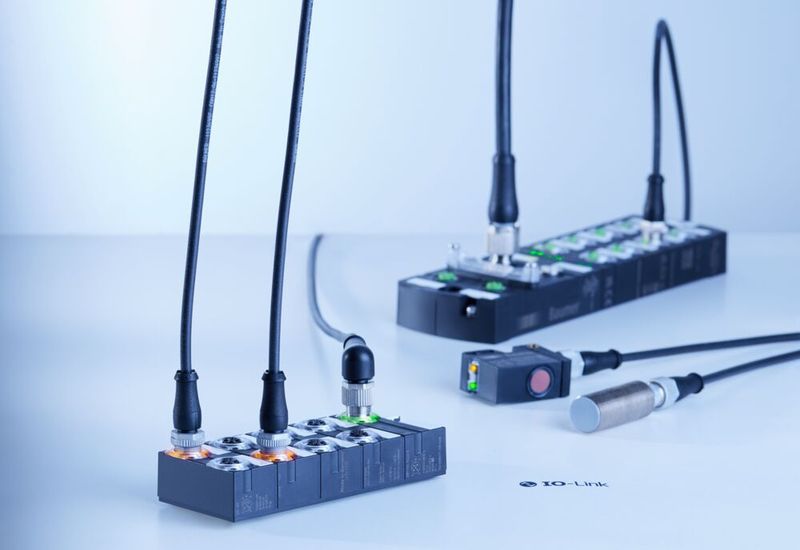 Auf das IO-Link Gesamtpaket kommt es an. Wenn das Zusammenspiel von Sensoren, leistungsstarken Mastern und einem herstellerunabhängigen Konfigurationstool stimmt, ist eine deutlich gesteigerte Maschinenperformance möglich.  (Bild: Baumer)