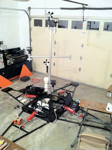 Die 2011 von TWISTEX erstellte Sonde ist knapp 2,5 m hoch und wiegt etwa 272 kg. Der Industrie-Controller NI 3110 und das NI-CompactDAQ-Chassis sind in wetterbeständigen Behältern am Boden des Messgeräts angebracht. (Natinal Instruments)