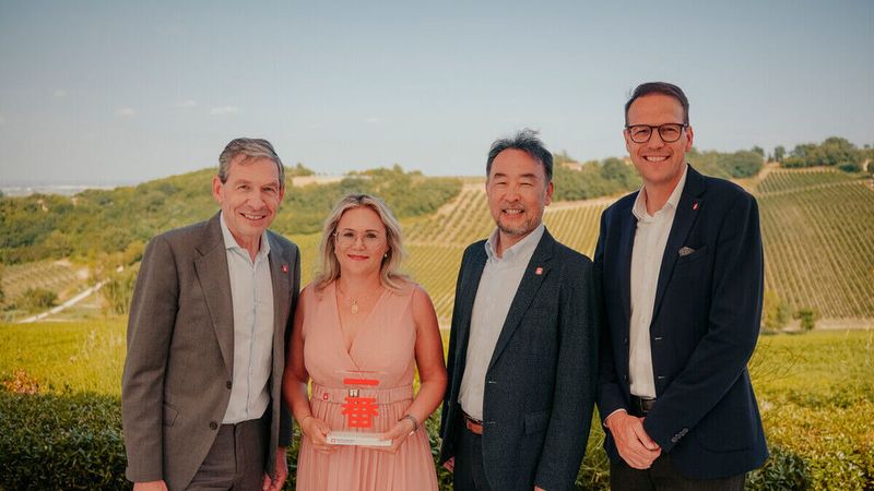 (v.li.): Dr. Till Conrad, Executive Vice President Sales Marketing Toyota Motor Europe, Katja Hofmann, Geschäftsführerin Autohaus Hofmann, Yoshihiro Nakata, Präsident und  CEO von Toyota Motor Europe, und Mario Köhler, Geschäftsführer und Präsident Toyota Deutschland. Die feierliche Preisverleihung fand im italienischen Bologna statt –  im Motor Valley, einer Region mit großer Automobiltradition. Das diesjährige Ichiban-Motto war vom Rennsport inspiriert: Präzision, Disziplin und Teamarbeit als Schlüssel zum Erfolg. (Bild: Toyota)