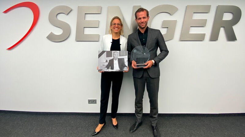Stefanie und Jörg Senger, die Kinder des Preisträgers Andreas Senger, haben die Auszeichnung am Firmensitz in Rheine entgegengenommen.  (Senger-Gruppe)