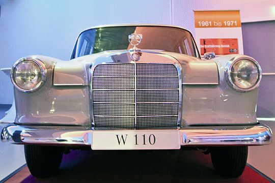 Im Mercedes-Benz W 110 konnten sich die Insassen erstmals in einem Fahrzeug halbwegs sicher fühlen. Das von 1961 bis 1965 gebaute Modell besaß als Neuerung eine stabile Fahrgastzelle und wirksame Knautschzonen. Mercedes führte mit dem Wagen vor der Markteinführung umfangreiche Crashtests durch. (Archiv: Vogel Business Media)