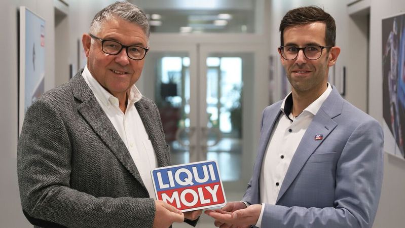 Peter Baumann (links) übergibt symbolisch die Marketingleitung der Weltmarke Liqui Moly an seinen Nachfolger Marco Esser.(Bild:  Liqui Moly)