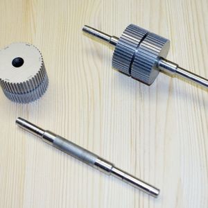 Im oberen Bildbereich ist eine Rotorwelle komplett dargestellt. Die losen Rotorpakete stehen in Bildmitte und unten eine Welle.
Deutlich ist der aufgeraute Bereich von der glatten Oberfläche zu unterscheiden.
