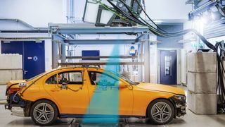 Mercedes-Benz und das Fraunhofer EMI haben ein Fahrzeug während eines Crashtests durchleuchtet. (Bild: © Mercedes-Benz Group AG)