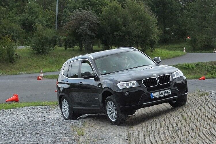 Zwar setzt kaum ein SUV-Fahrer sein Auto offroad ein – aber gut zu wissen, dass er es könnte. (Foto: Rosenow)