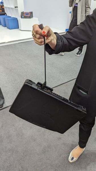 Extrem robuste und sinnvolle Lösung: Ein Micro-USB-Kabel samt dazugehörigen Anschlussport, dem auch der rauhe bzw. sorglose Umgang im harten Werkstattalltag nichts anhaben kann. (Bild: Dominsky – VCG)