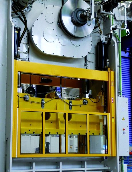 Stanz- und Umformautomat mit Quick-Lift-System der für einen Lüftungshub im Bereich des oberen Totpunktes des Stößels sorgt, wobei durch Schwenken eines Hebels mit Hilfe von Servomotoren der Stößel im lastfreien Bereich angehoben wird. Bild: Kuhn (Archiv: Vogel Business Media)