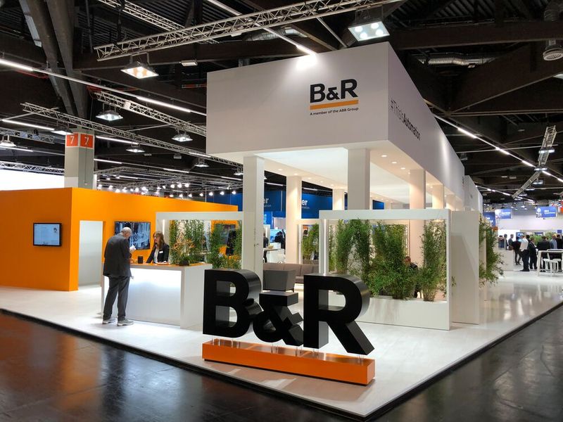 B&R nahm anlässlich der SPS das Konzept der adaptiven Fertigung in den Fokus ihrer, auch optisch überarbeiteten, Messepräsentation. Neben Pick-and-place-Robotern, die über Simulationen noch einfacher in das hauseigene Ökosystem integriert werden können sollen, konnte man sich auch über die neuen ACOPO-Strak-Shuttles informieren. Bei diesen handelt es sich um ein flexibles Track-System, die unter anderem eine Positioniergenauigkeit von bis zu ±200 µm aufweisen sollen. (Bild: Vogel Communications Group)