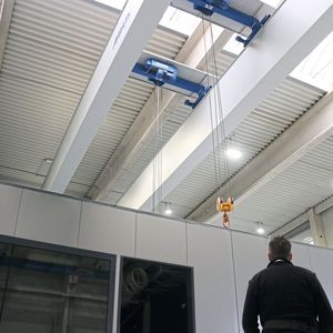 Mit Frequenzumrichter-­gesteuerten Hub- und Fahrantrieben ist ein präzises Verladen der Module auf den Tieflader möglich.