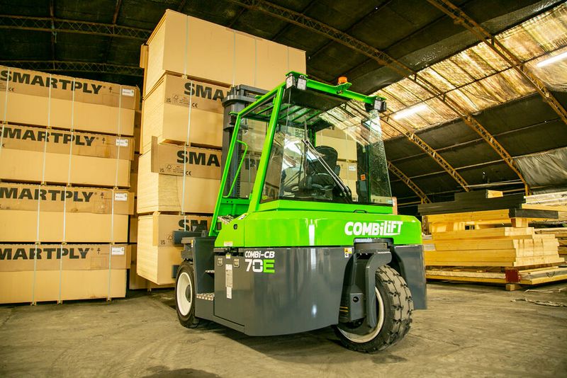 Der Combi-CB70E von Combilift in Aktion ... (Bild: Combilift)