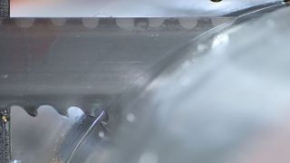 Die Zapp-Gruppe aus Ratingen fertigt und bevorratet auch Halbzeuge aus dem nickelbasierten Hochleistungswerkstoff Haynes 242 alloy, der in rauen Umgebungen und bei Berührung mit flourhaltigen Materialien oder Gasen eine hohe Verschleiß- und Korrosionsbeständigkeit ins Feld führt. (Bild: Buck)