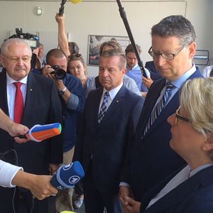 Politik trifft Kfz-Gewerbe: (v.re.) Bundesumweltministerin Svenja Schulze und der SPD-Landeschef Thorsten Schäfer-Gümpel mit ZDK-Vizepräsident Thomas Peckruhn und Präsident Jürgen Karpinski.(Bild:  Baeuchle / »kfz-betrieb«)