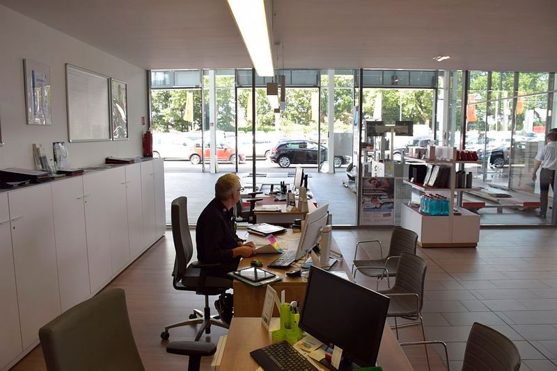 ... in die Direktannahmehalle und auf den Parkplatz blicken. (Bild: Jan Rosenow)