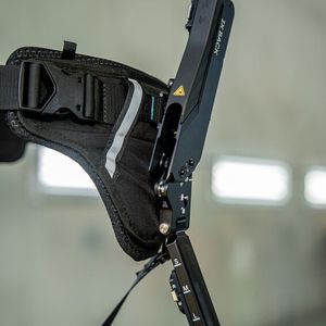 MAN setzt auf das Schulter-Exoskelett „Ix Shoulder Air“ und das Rücken-Exoskelett „Ix Back Air“ von Ottobock. (Bild:  MAN)