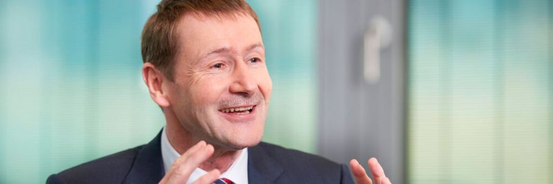 Klaus Helmrich, Mitglied des Vorstands der Siemens AG: „Wir freuen uns, Volkswagen beim Aufbau seiner neuen Industrial Cloud mit unserer offenen IoT-Plattform MindSphere zu unterstützen. Hierfür werden wir die Maschinen, Produktionssysteme und Anlagen durch MindSphere sowie mit unseren Automatisierungsplattformen stärker vernetzen. Dadurch lassen sich Effizienz und Flexibilität in der Produktion sowie die Produktqualität weiter steigern.“(Bild:  Siemens AG)