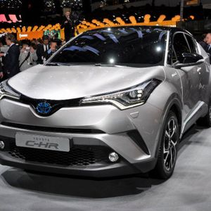 Die ersten Einheiten des neuen Crossovers C-HR, der Anfang März auf dem Genfer Autosalon vorgestellt wurde, rollen bereits Ende 2016 in die Schauräume der deutschen Toyota-Händler.