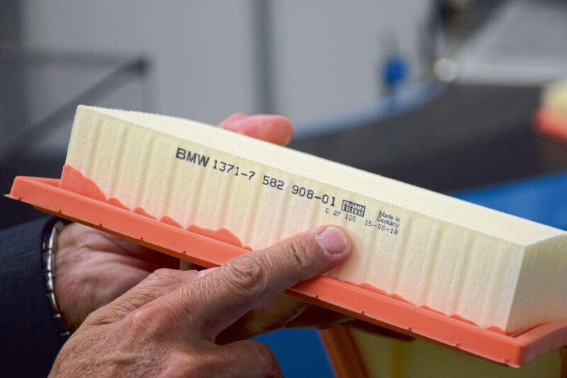 Dieser Filter landet entweder in einer grün-gelben – oder als OE-Teil – in einer grau-weissen Originalverpackung. (Holz)