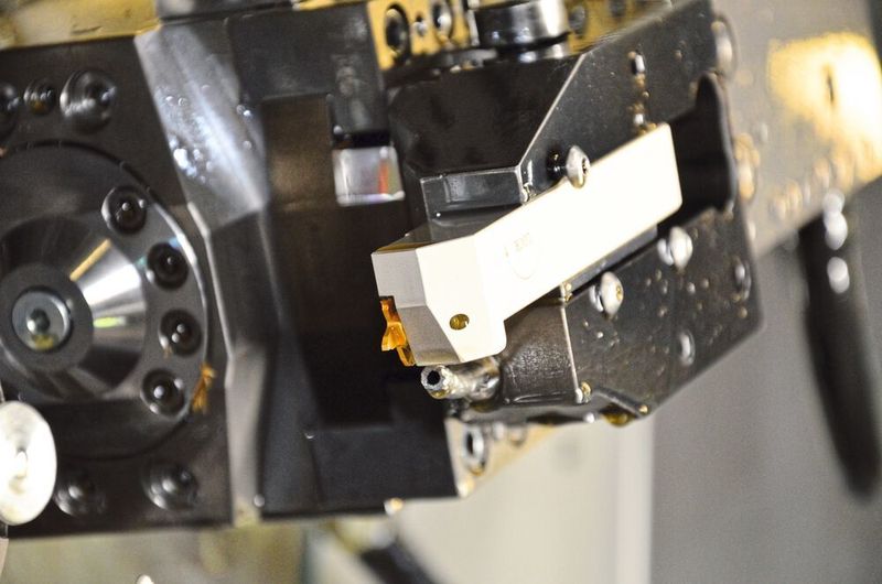 Zum genauen Ein- und Abstechen auf Mehrspindeldrehautomaten: das Werkzeugsystem Penta Cut mit fünfschneidigen Schneidplatten.  (Iscar)