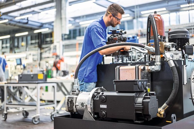 Autarke Servo- und Pressenantriebe vereinen die Vorteile der Servoelektrik mit denen der Hydraulik und sorgen so für Effizienz im Prozess. (Voith)