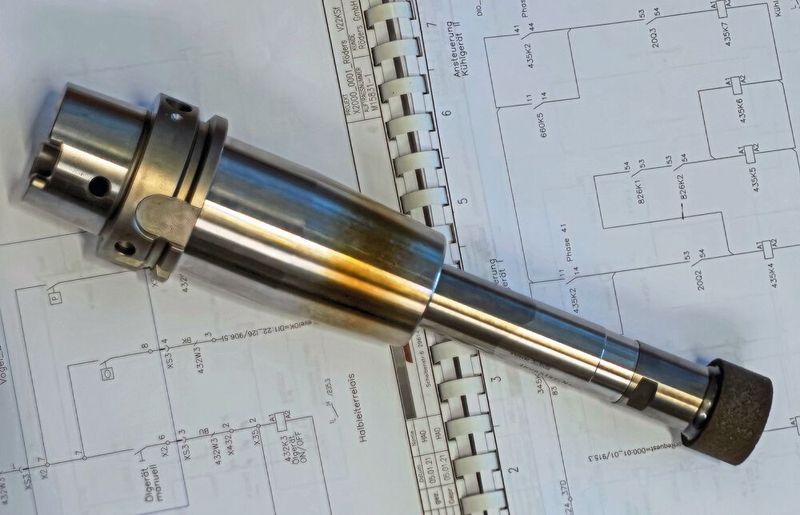 Doppelte Funktion: Neben Fräsern und Bohrern kommen auch Schleifstifte und -räder, bei dieser Anwendung von Krebs & Riedel, zum Einsatz. (Bild: Klaus Vollrath)