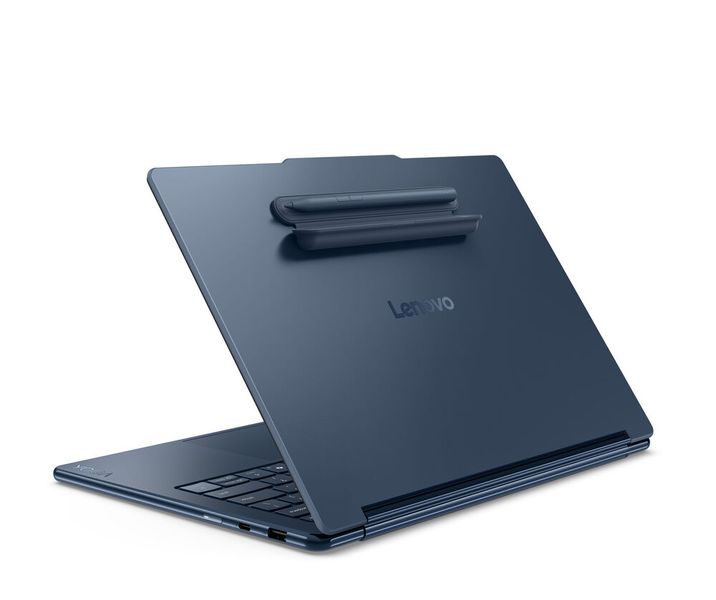 Die Hülle für den Stift kann magnetisch auf dem Displaydeckel des Yoga-Convertible befestigt werden. (Bild: Lenovo)