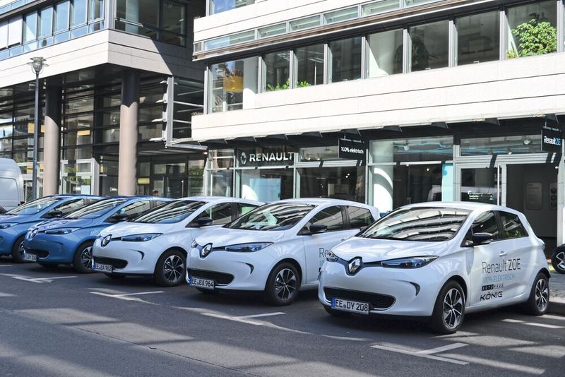 Am Berliner Gendarmenmarkt warten in Reih und Glied Renault Zoe auf Kunden. (Bild: Hiemann)