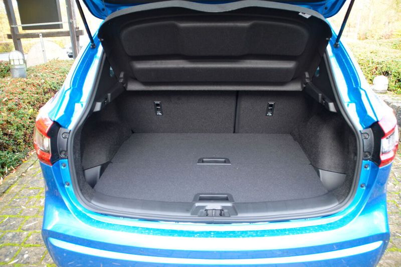 Mit eingelegtem Ladeboden fasst der Kofferraum 365 Liter bis zur Gepäckraumabdeckung und ist eben zugänglich. (Schweitzer/ »kfz-betrieb«)