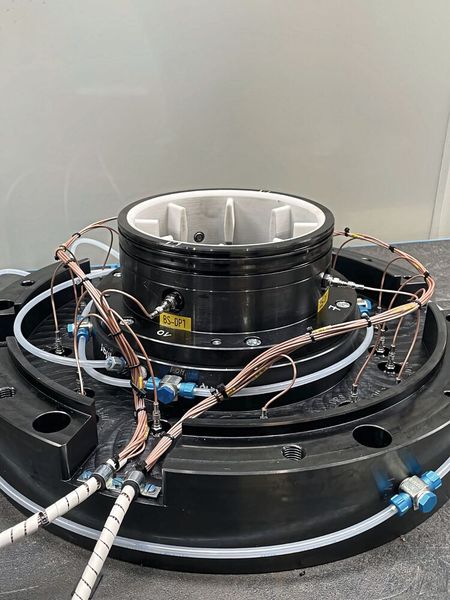 Pumpenentwicklung: Außenansicht einer instrumentierten Komponente, die mit Drucksensoren und Verkabelung ausgestattet ist. (Bild: Kistler Gruppe)