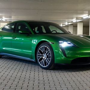 1. Ein Hingucker: Der Taycan tritt optisch breit, flach und muskulös auf. Wo immer wir während unseren Testfahrten vorgefahren sind, war der Porsche ein Hingucker und Kopfverdreher. Zwei Personen reagierten beim Vorbeifahren mit einem nach oben gestreckten Daumen. Das aufpreispflichtige „Mambagrün-Metallic“ (1.094,80 Euro) machte den Porsche aber auch nicht gerade unauffälliger und steht ihm gut.(Bild:  Schreiner – VCG)
