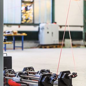 Kompakte Winden und bis zu acht verspannte Seile sind neben der Rahmen- struktur die einzigen nötigen Komponenten eines Seilroboters. 