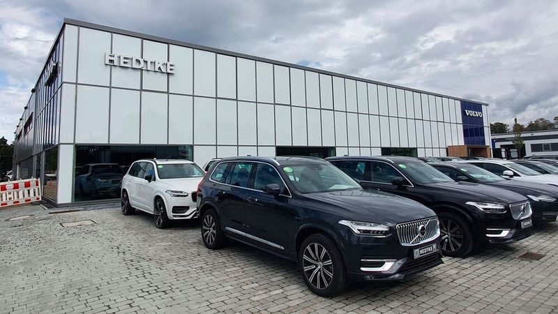 Das neu gebaute Volvo-Autohaus entspricht der 2015 gelaunchten Volvo-Retail-CI. (Bild: Mauritz/»kfz-betrieb«)