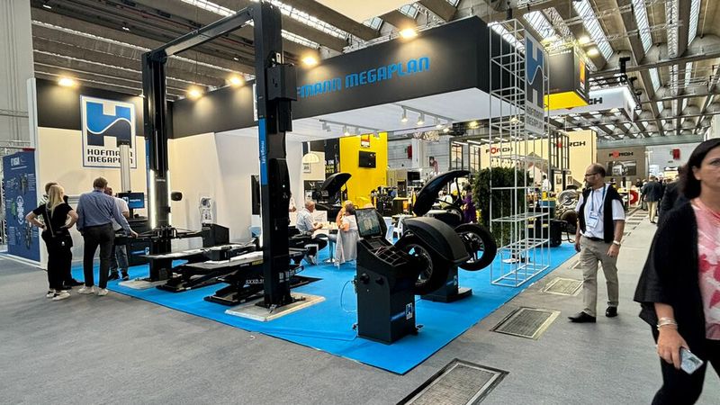 In Halle 8 konnten die Besucher die aktuellen Gerätschaften der Werkstattausrüster begutachten und ... (Bild: Schreiner – VCG)