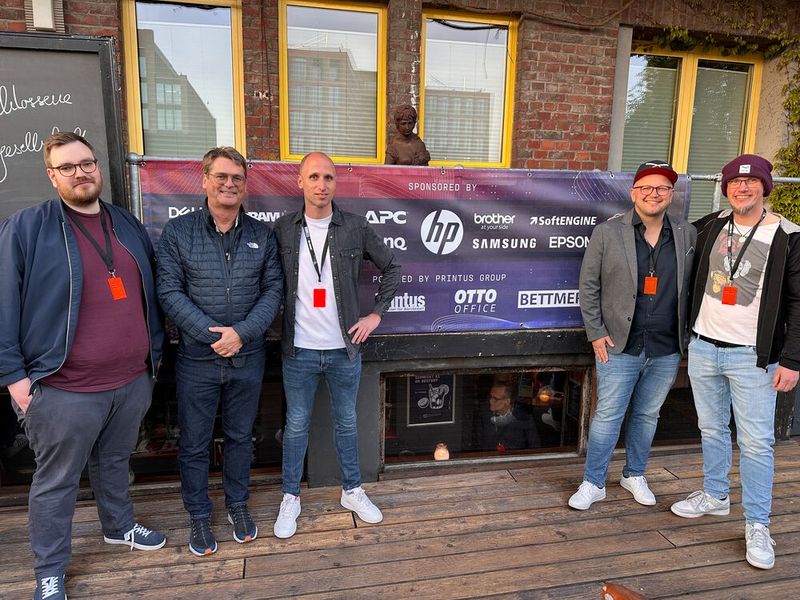 Das Office-Partner-Team – (v. l.) Robin Prinz, mit Peter Kirchberg (Printus), Andre Buddendick, Hermann-Wilhelm Wantia und Sven Osterholt – ist von der Teilnehmeranzahl überwältigt. Sie durften nur 150 Gäste einladen, sonst wären sehr gerne noch mehr zum Pre-Event gekommen. (Bild: Vogel IT-Medien GmbH)