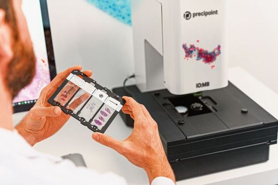 Das iO:M8 kann bis zu vier Objektträger gleichzeitig aufnehmen.(Bild:  Preci Point)