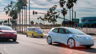 Seit gut einem Jahr tingelt Volkswagens I.D.-Familie über diverse Automessen – jetzt kamen die bislang drei Modelle zur ersten gemeinsamen Ausfahrt zusammen. (Ingo Barenschee/Volkswagen)