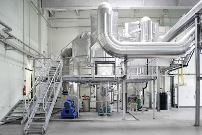 Die dazu notwendigen Dampfkesselanlagen sind aus Umweltschutzgründen mit Hochtemperatur-Brennkammern und Rauchgaswäschern ausgestattet. (Bild: Mewa)