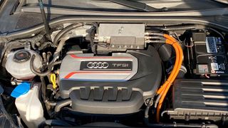 Die orangefarbenen Leitungen sind ausnahmsweise keine Hochvoltkabel, sondern Druckschläuche. Sie versorgen den Kraftstoffwandler (oben) der Gastronic-Anlage. (Bild: Direct Gastec)