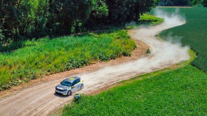 Dem Vernehmen nach soll es ab 2025, läuft alles nach Plan, ein Reglement für BEV (Battery Electric Vehicles) in der Rallyeklasse 5 geben. Es wäre eine kleine Revolution im Rallyesport. (Bild: Opel)