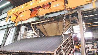 Ein Lastwendegerät Rotamax RVE mit einer Tragfähigkeit bis 100 t beim Wenden eines Gießkastens. Bild: Vetter Krantechnik (Archiv: Vogel Business Media)